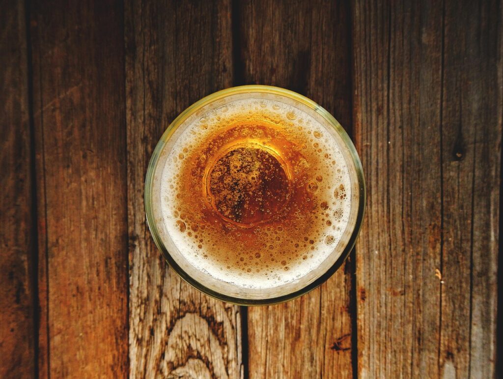 不眠症に悩む人がアルコールを摂取する影響とは？